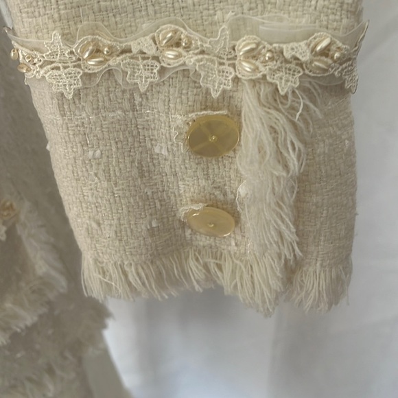 Designer Barbara Bates beautiful off white suit. Fringe accent details Luxury 10 - Picture 6 of 8